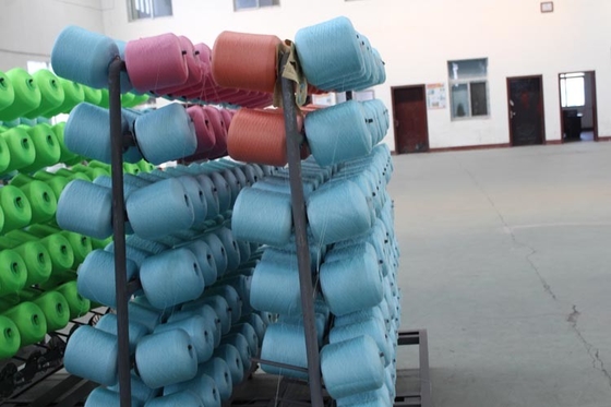 40s/2 Hijo de poliéster de alta resistencia con fibra Yizheng y más de 1000 colores seleccionables