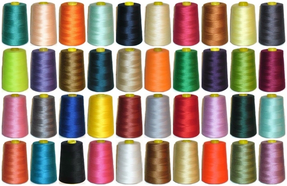 En stock mayorista de color sólido teñido espumado 100% de poliéster con diferentes colores 40/2 hilo de costura de poliéster