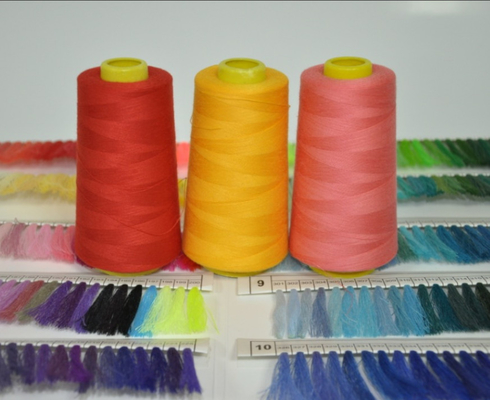 En stock mayorista de color sólido teñido espumado 100% de poliéster con diferentes colores 40/2 hilo de costura de poliéster