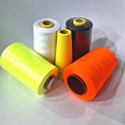En stock mayorista de color sólido teñido espumado 100% de poliéster con diferentes colores 40/2 hilo de costura de poliéster