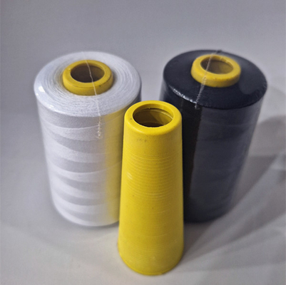 En stock mayorista de color sólido teñido espumado 100% de poliéster con diferentes colores 40/2 hilo de costura de poliéster