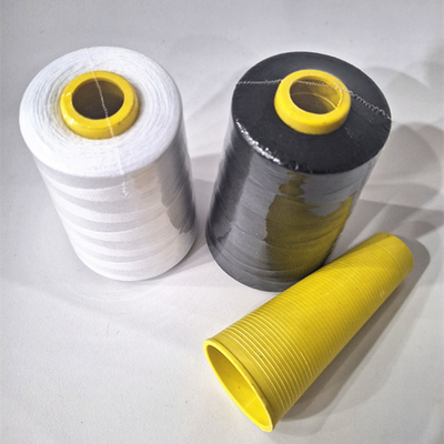 En stock mayorista de color sólido teñido espumado 100% de poliéster con diferentes colores 40/2 hilo de costura de poliéster