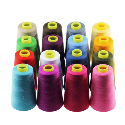 En stock mayorista de color sólido teñido espumado 100% de poliéster con diferentes colores 40/2 hilo de costura de poliéster