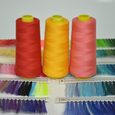 Colores personalizados 45/2 hilo de costura de poliéster con alta tenacidad y embalaje normal