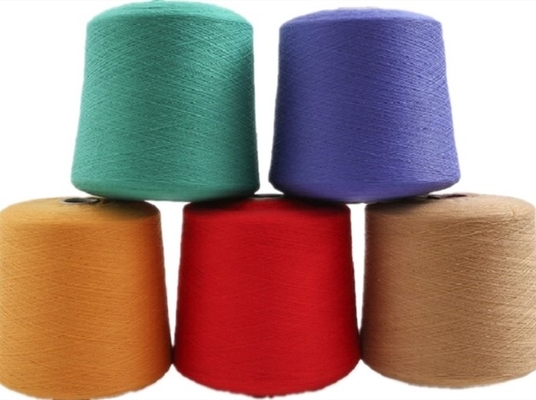 Venta caliente 40/2 de color 100% de poliéster para tejidos